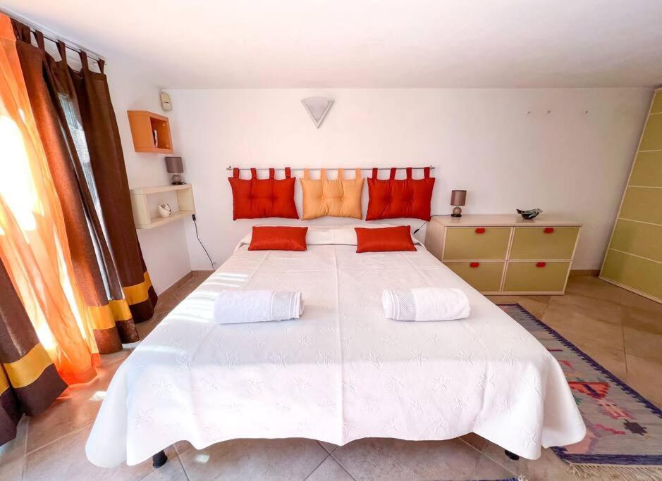 Villa Hibryd: In Centro, A Due Passi Dal Mare Oristano Exterior foto